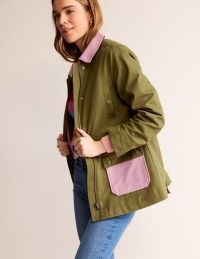 Boden Barn Coat in Dark Moss Colour Block – women’s dark green colourblock jacket – women’s short length cotton coats – spring outerwear 2024