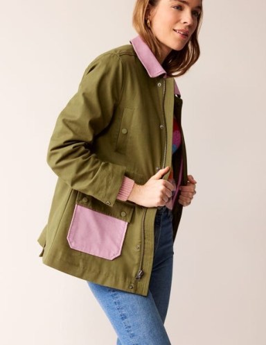 Boden Barn Coat in Dark Moss Colour Block – women’s dark green colourblock jacket – women’s short length cotton coats – spring outerwear 2024 - flipped