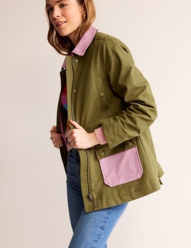 Boden Barn Coat in Dark Moss Colour Block – women’s dark green colourblock jacket – women’s short length cotton coats – spring outerwear 2024