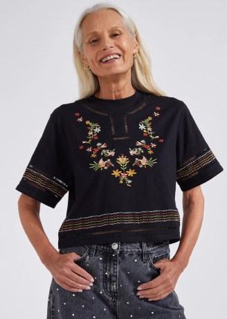 HAYLEY MENZIES MAYA EMBROIDERED CROPPED T-SHIRT in BLACK / short sleeve floral tee - flipped