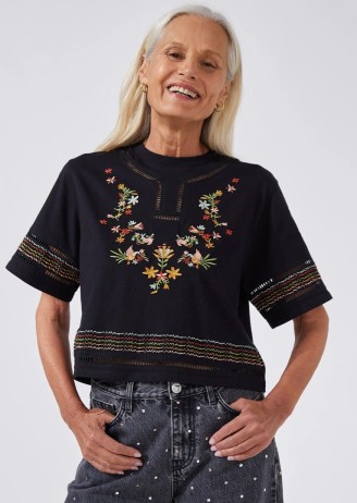 HAYLEY MENZIES MAYA EMBROIDERED CROPPED T-SHIRT in BLACK / short sleeve floral tee